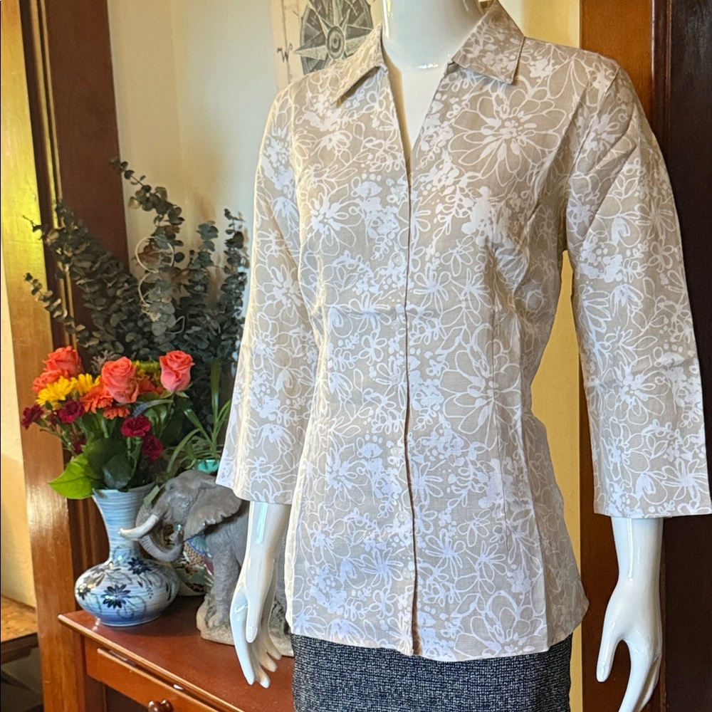 NWT northern reflections size small cotton Floral Cream Women's Top